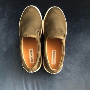 STEVE MADDEN SLIP ONS